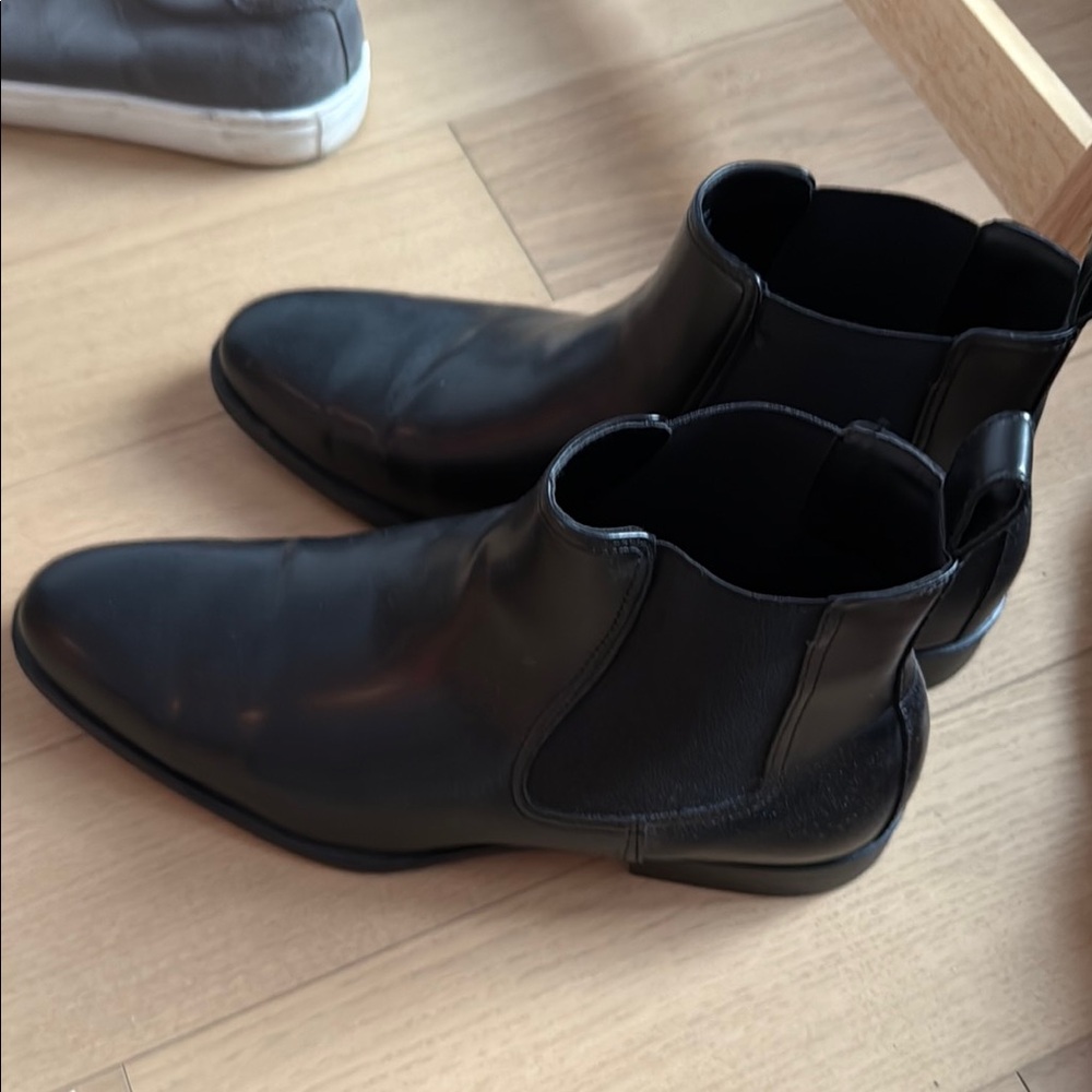 Zara Black Chelsea Boots Sleek Leather Design